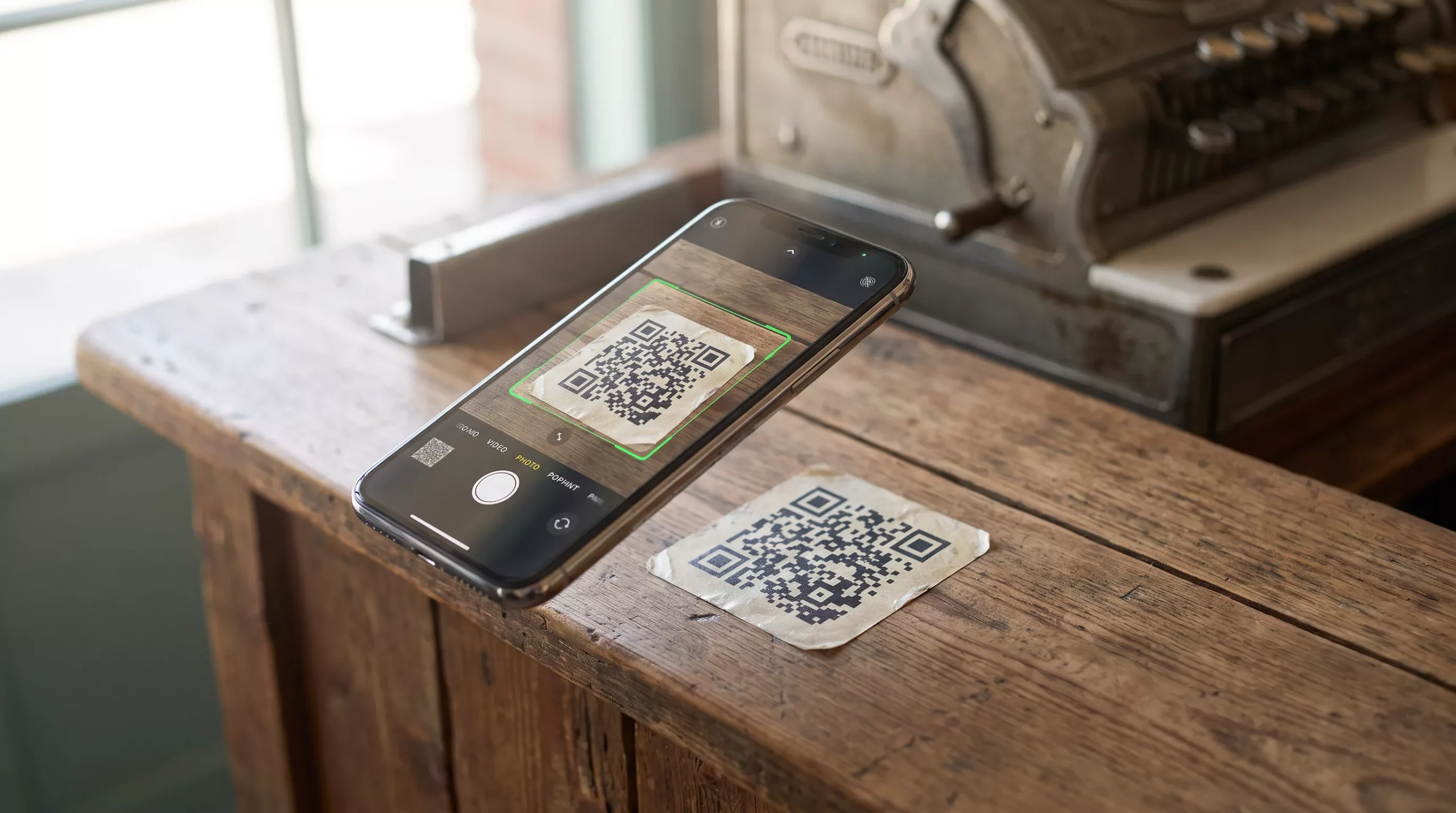 Покупатель сканирует единый QR для продавцов на кассе казахстанского магазина